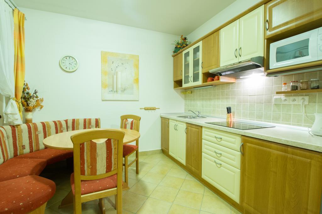 Vila Helena - Apartment Helena 2 Ruzomberok Kamer foto