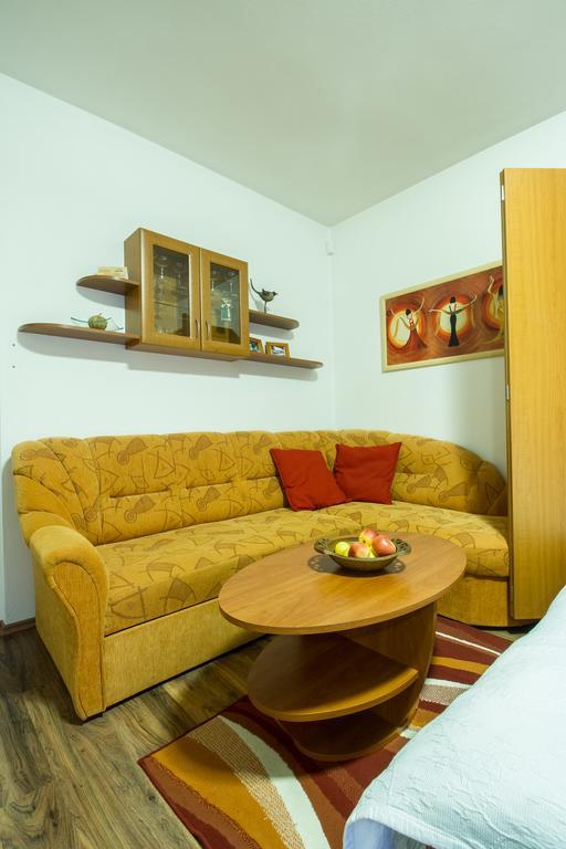 Vila Helena - Apartment Helena 2 Ruzomberok Kamer foto